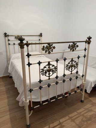 Cama antigua de hierro forjado