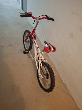 Bicicleta infantil roja y blanca