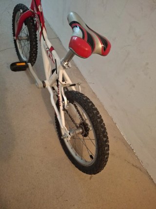 Bicicleta infantil roja y blanca