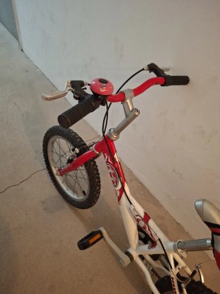 Bicicleta infantil roja y blanca