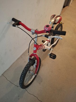 Bicicleta infantil roja y blanca