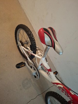 Bicicleta infantil roja y blanca