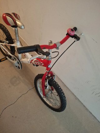 Bicicleta infantil roja y blanca