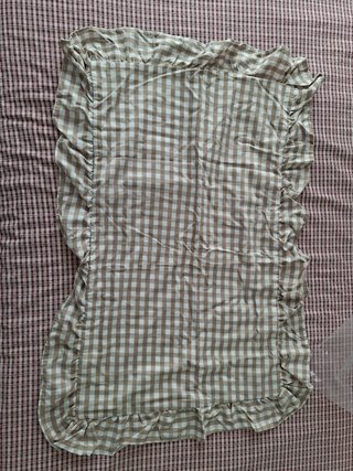Edredón y almohadas a cuadros