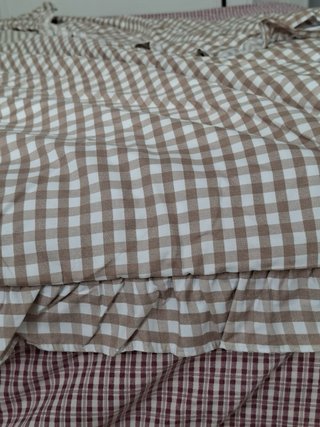 Edredón y almohadas a cuadros