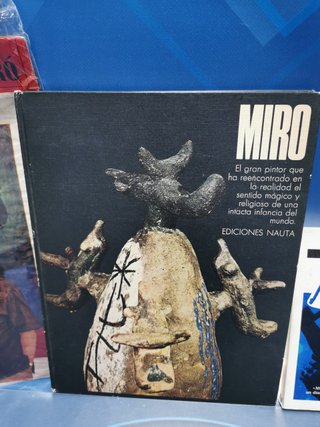 Libros y revista, especial Joan Miró, descatalogado
