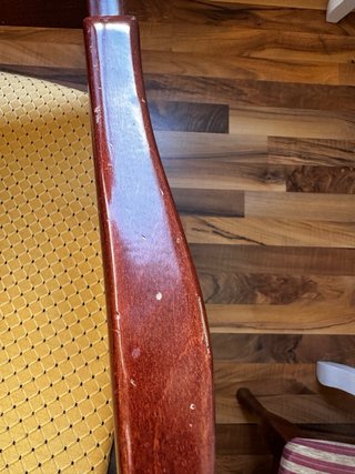 Mecedora de madera con cojines