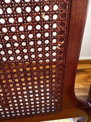 Mecedora de madera con cojines