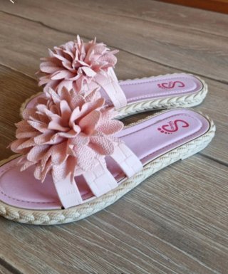 Sandalias de verano con flor. Talla 38.