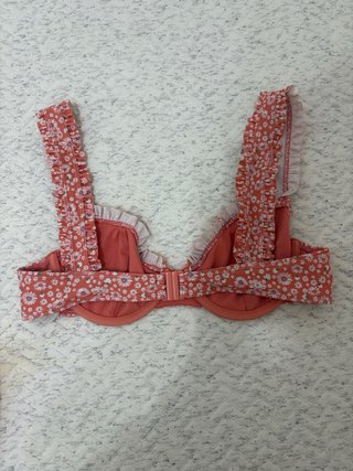 Bikini y pareo estampado floral