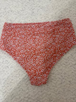 Bikini y pareo estampado floral