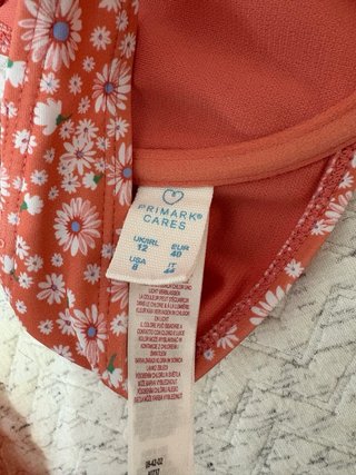 Bikini y pareo estampado floral