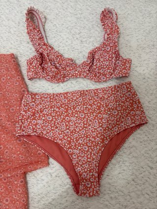 Bikini y pareo estampado floral
