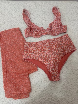 Bikini y pareo estampado floral