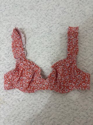 Bikini y pareo estampado floral