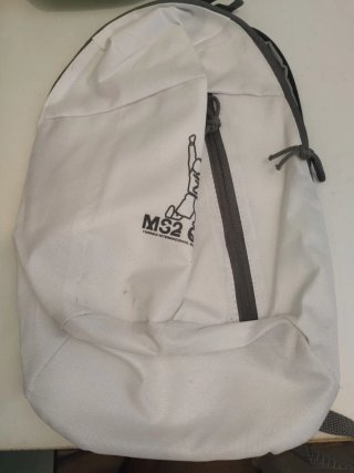 Mochila pequeña amarilla con cremalleras negras