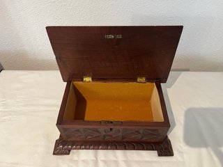 Caja de madera antigua