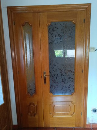 Puerta roble y cristal salón