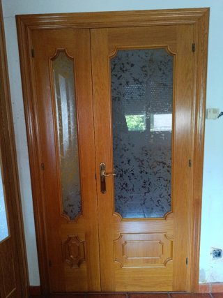 Puerta roble y cristal salón
