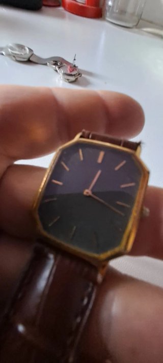 Orologio da polso dorato con cinturino marrone