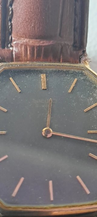 Orologio da polso dorato con cinturino marrone