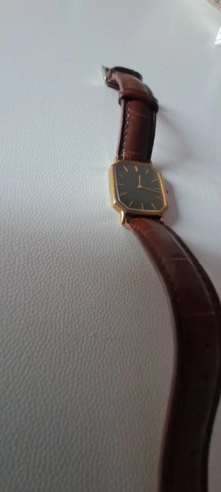 Orologio da polso dorato con cinturino marrone