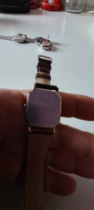 Orologio da polso dorato con cinturino marrone