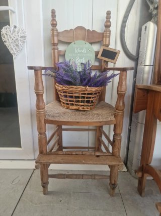 Silla antigua de anea y madera