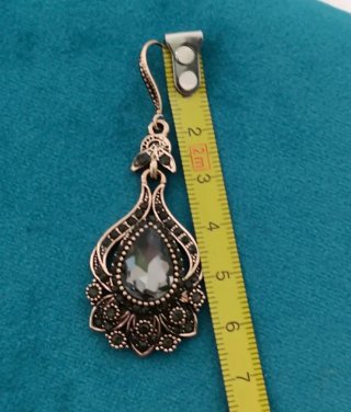 Pendientes estilo antiguo dorados con piedra gris