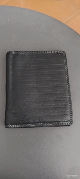 Carteras de piel negra y otro colores