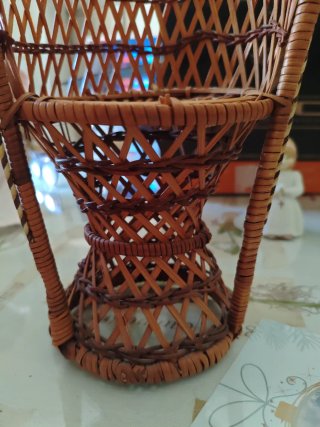 Sillón mimbre muñecas 31 cm