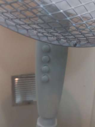 Ventilador de pie blanco