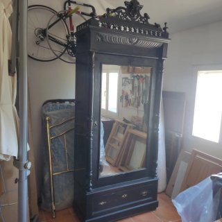 Armario antiguo de madera con espejo