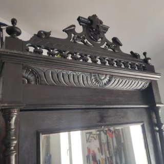 Armario antiguo de madera con espejo