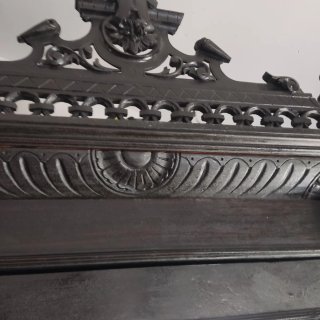 Armario antiguo de madera con espejo