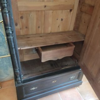 Armario antiguo de madera con espejo