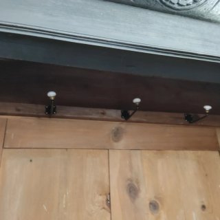 Armario antiguo de madera con espejo