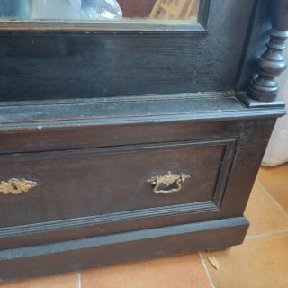 Armario antiguo de madera con espejo
