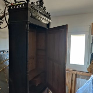 Armario antiguo de madera con espejo