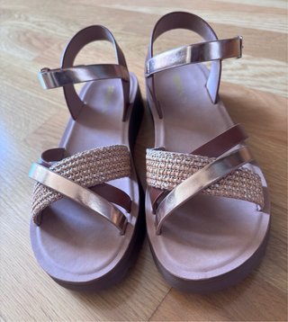 Sandalias planas marrón y dorado