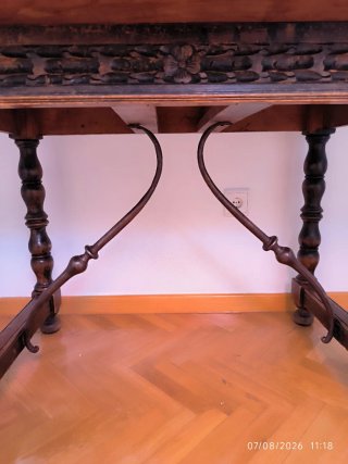 Tavolo in legno massello