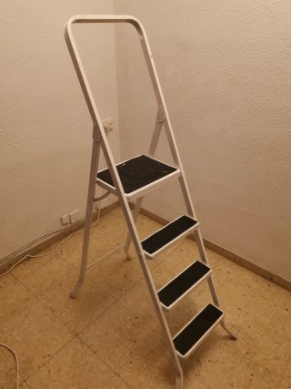 Escalera metálica plegable muy estable