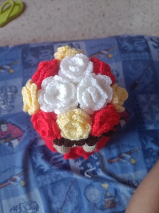 Muñeca crochet estilo ramo de flores
