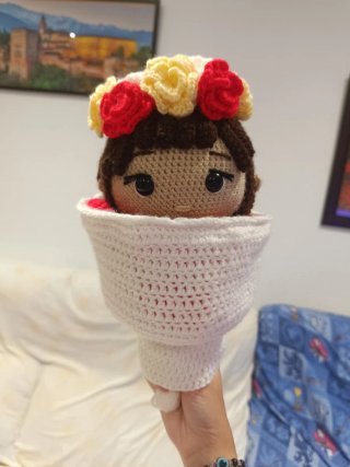 Muñeca crochet estilo ramo de flores