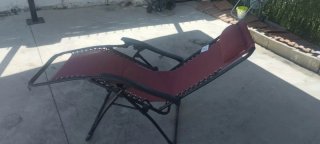 Tumbona plegable roja y negra