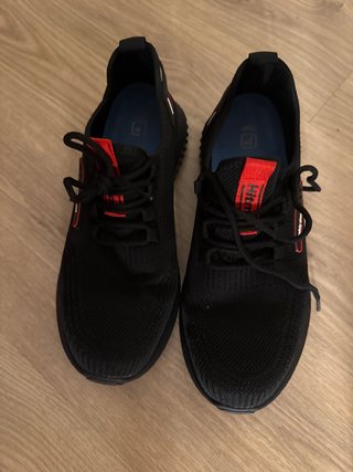 Zapatos de seguridad negros y rojos