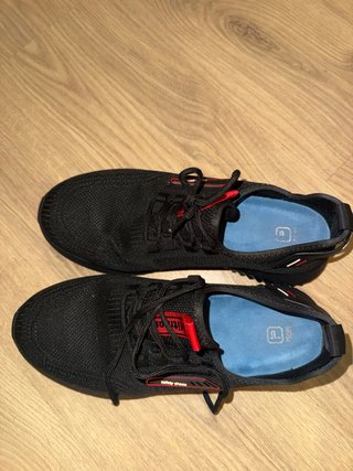 Zapatos de seguridad negros y rojos