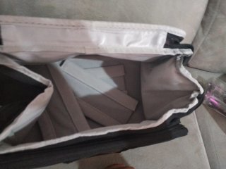 Bolso negro con ventana transparente