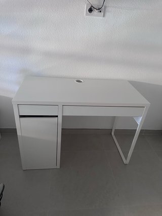 Escritorio blanco con cajón
