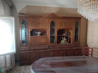 Mesa de comedor de madera antigua y mueble